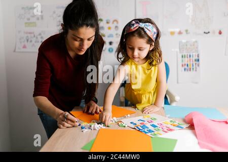 Mutter und Tochter basteln zu Hause Stockfoto