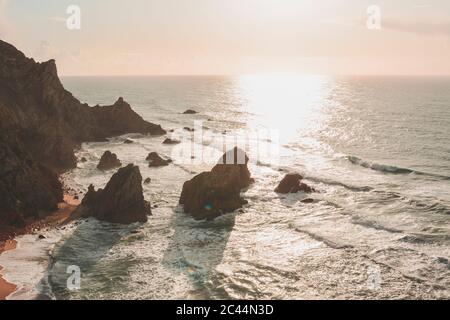 Felsformationen im Meer gegen den Himmel während des Sonnenuntergangs, Praia da Ursa, Lissabon, Portugal Stockfoto