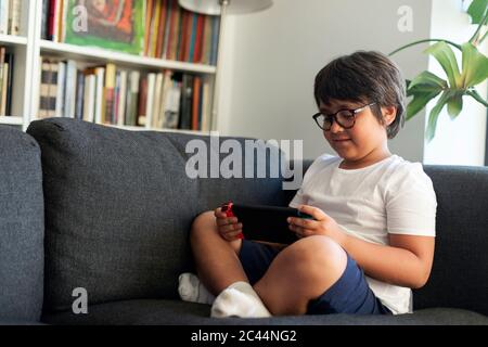 Junge spielt Videospiel auf einer Spielekonsole Stockfoto