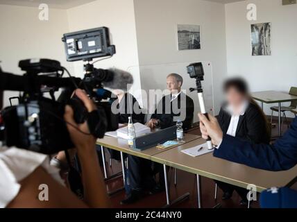 Hamburg, Deutschland. Juni 2020. Die 56-jährige Angeklagte (r), ihr Anwalt Daniel Ostendorf (2. V.r.) und weitere Verfahrensbeteiligten sitzen vor Beginn des Prozesses im provisorischen Gerichtssaal des Strafgerichtsgebäudes. Nach dem tödlichen Kutschenunfall auf dem Ohlsdorfer Friedhof am 26. September 2018 steht der Inhaber eines Pferdekutschenbetriebs vor dem Landgericht Hamburg wegen fahrlässiger Tötung und fahrlässiger Körperverletzung vor Gericht. Kredit: Christian Charisius/dpa - ACHTUNG: Der Angeklagte wurde aus rechtlichen Gründen verpixelt/dpa/Alamy Live News Stockfoto