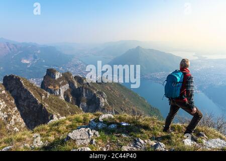 Rückansicht von Wanderern auf dem Berggipfel, Orobie Alps, Lecco, Italien Stockfoto