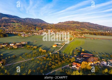 Deutschland, Bayern, Bad Feilnbach, Luftaufnahme der ländlichen Stadt im Frühjahr Stockfoto