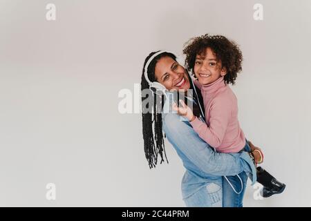 Porträt der glückliche Mutter und ihre kleine Tochter Stockfoto