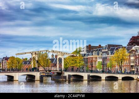 Niederlande, Nordholland, Amsterdam, Wolken über Magere Brücke Stockfoto