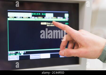 Nahaufnahme der Hand des Mannes mit Bildschirm Stockfoto