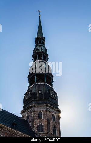 Turm der St. Peter-Kirche mit Kugel und Hahn auf dem Turm Stockfoto