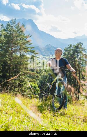 Senior Mann mit E-Bike Stockfoto