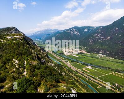 Italien, Venetien, Verona, landschaftlich reizvoller Blick auf die Autobahn A22, die sich im Frühling über das Etschtal erstreckt Stockfoto