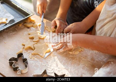 Schnittansicht von Kindern, die Cookies ausschneiden Stockfoto