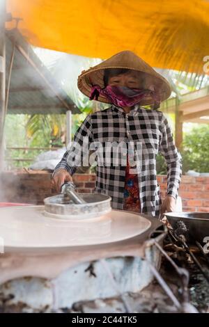 Frau, die Nudeln zu Hause produziert, Ho Chi Minh, Vietnam Stockfoto