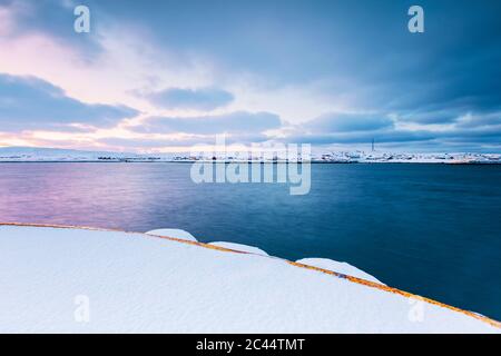 Stadtbild von Berlevag im Winter, Norwegen Stockfoto