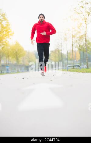 Junger Mann auf einer Spur Stockfoto