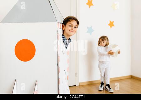 Geschwister spielen Astronaut und Forscher bei Rocket Stockfoto