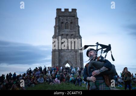 Glastonbury Tor, Glastonbury, Somerset, Großbritannien. Juni 2020. Hunderte versammeln sich am Glastonbury Tor, um an den frühen Feierlichkeiten des Sommer Solst teilzunehmen Stockfoto