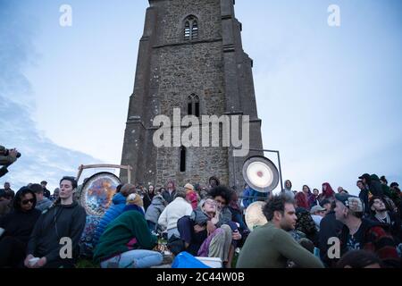 Glastonbury Tor, Glastonbury, Somerset, Großbritannien. Juni 2020. Hunderte versammeln sich am Glastonbury Tor, um an den frühen Feierlichkeiten des Sommer Solst teilzunehmen Stockfoto