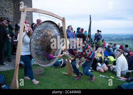 Glastonbury Tor, Glastonbury, Somerset, Großbritannien. Juni 2020. Hunderte versammeln sich am Glastonbury Tor, um an den frühen Feierlichkeiten des Sommer Solst teilzunehmen Stockfoto