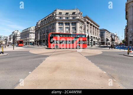 Großbritannien, London, roter Doppeldecker auf dem Oxford Circus Stockfoto