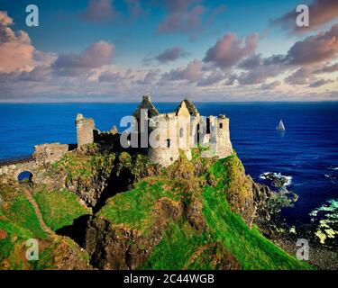 Großbritannien - NORDIRLAND: Dunluce Castle nr. Bushmills Stockfoto