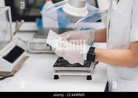 Reife weibliche Arzt hält medizinische Geräte im Labor Stockfoto