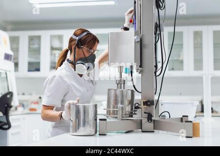 Reife Wissenschaftlerin, die im Labor forscht Stockfoto