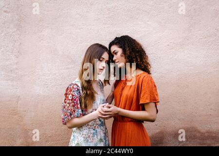 Porträt zweier junger Frauen, die Hand in Hand Stockfoto