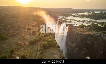 Landschaftlich schöne Aussicht auf die Victoria Falls während des Sonnenuntergangs, Simbabwe Stockfoto