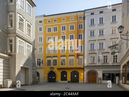 Österreich, Salzburg, Mozarts Geburtsort in der Getreidegasse leer inmitten der Coronavirus-Pandemie Stockfoto