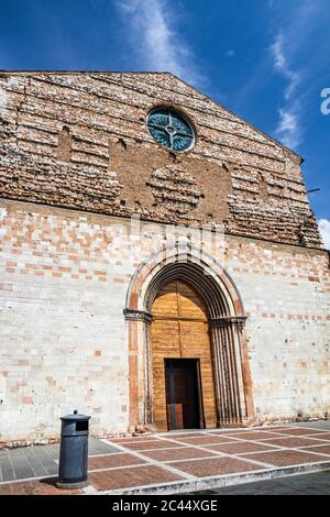 Die ehemalige Kirche San Domenico, die heute in ein Auditorium umgewandelt wurde. Großes Holzportal mit spitzem Bogen und Ziegelfassade. In Foligno, Perugia, Umbrien, Stockfoto