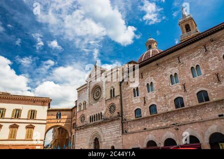 1. Juni 2019 - Foligno, Perugia, Umbrien, Italien - die Kathedrale von San Feliciano. Die Seitenfassade mit 3 Rosetten, Sprossenfenstern, Bögen und Säulen Stockfoto