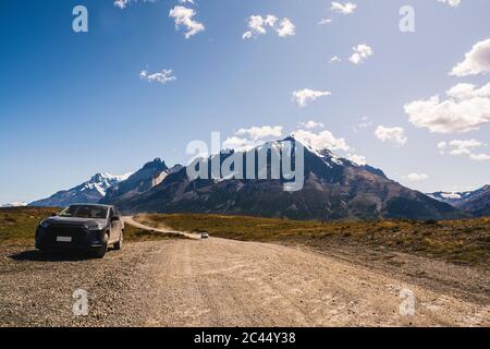 Chile, Auto geparkt neben Feldweg im Torres Del Paine Nationalpark Stockfoto