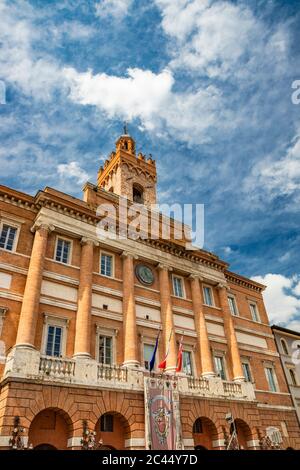 1. Juni 2019 - Foligno, Perugia, Umbrien, Italien - das Rathaus von Foligno auf der Piazza della Repubblica. Fassade mit Kolonnade, Uhr, mittelalterlicher Turm Stockfoto