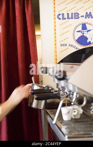 Kaffee wird in einem Café zubereitet Stockfoto
