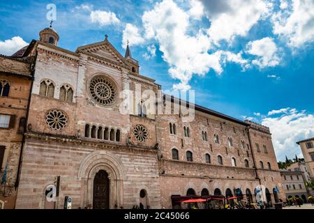 1. Juni 2019 - Foligno, Perugia, Umbrien, Italien - die Kathedrale von San Feliciano auf dem Platz. Die Seitenfassade, mit 3 Rosetten, Mullionfenster. Bis Stockfoto