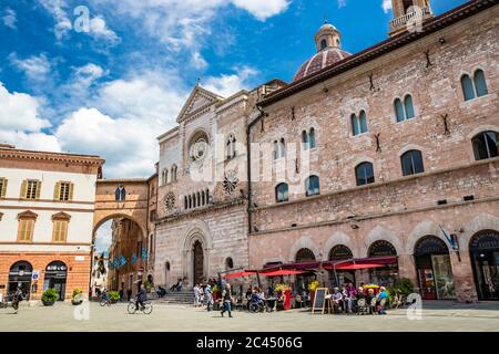 1. Juni 2019 - Foligno, Perugia, Umbrien, Italien - die Kathedrale von San Feliciano auf dem Platz. Die Seitenfassade, mit 3 Rosetten, Mullionfenster. Bis Stockfoto
