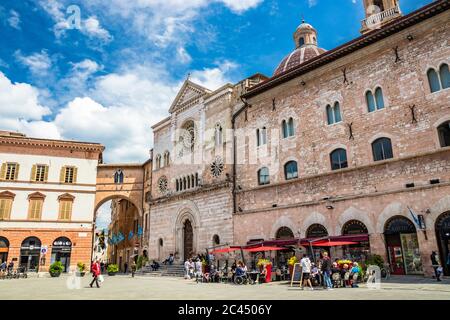 1. Juni 2019 - Foligno, Perugia, Umbrien, Italien - die Kathedrale von San Feliciano auf dem Platz. Die Seitenfassade, mit 3 Rosetten, Mullionfenster. Bis Stockfoto