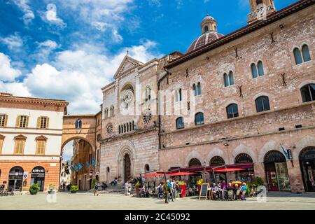 1. Juni 2019 - Foligno, Perugia, Umbrien, Italien - die Kathedrale von San Feliciano auf dem Platz. Die Seitenfassade, mit 3 Rosetten, Mullionfenster. Bis Stockfoto