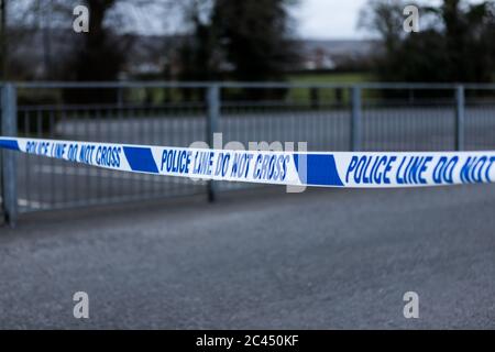 Sperrband der Polizei am Tatort in Großbritannien. Stockfoto