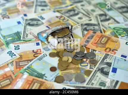 Münzen fallen von der Brieftasche auf den Tisch Stockfoto