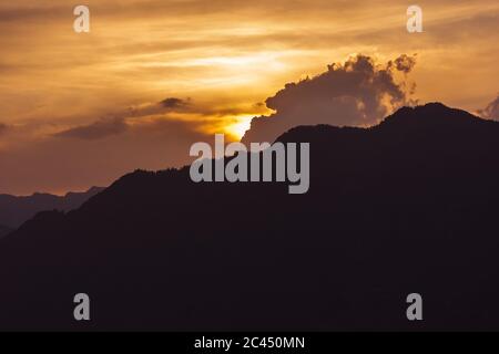 Sonnenuntergang hinter einem Bergrücken im Himalaya-Dorf Sarahan. Stockfoto