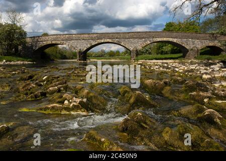 Große Steinbrücke über den Fluss ribble bei Clitheroe. Felsen und Stromschnellen im Vordergrund Stockfoto