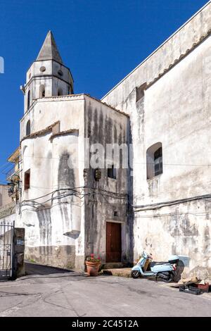 Scala (Salerno, Italien) - Kirche des Heiligen Trifone und Martino entlang der Wanderroute von Scala nach Ravello an der Amalfiküste Stockfoto