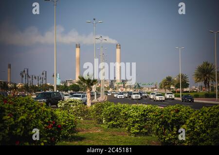 Jeddah, Saudi-Arabien, King Abdul Aziz Road . Saudi Cars, Geschäftshintergrund für KSA Stockfoto