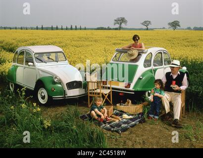 Familie Picnick mit Citroen 2CV Autos 1987 Stockfoto