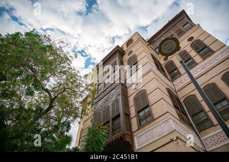 Historische Stadt Jeddah, Nasif Historic House, in einem wolkigen Wolkenkratzhaus. Saudi-Arabien. Stockfoto