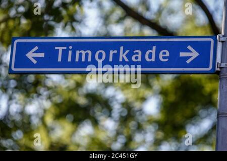 UTRECHT, 24-06-2020, Dutchnews, umstrittene Straßenschilder Timorkade Obwohl die Straßenbezeichnung besagt, dass Timor eine niederländische Kolonie war, ist die östliche Hälfte der Insel seit langem Teil Portugals. Die Insel Timor ist fast so groß wie die Niederlande und bestand aus einer Reihe kleiner Königreiche (Stämme), die bereits mit China und Indien, unter anderem gehandelt. Die Portugiesen haben Timor 1515 beansprucht. Mehr als ein Jahrhundert später kam die VOC an, die die Portugiesen gewaltsam in den Osten der Insel trieb. Omstreden straatnaamborden Hoewel het onderschrift van de straatnaam stelt dat Stockfoto