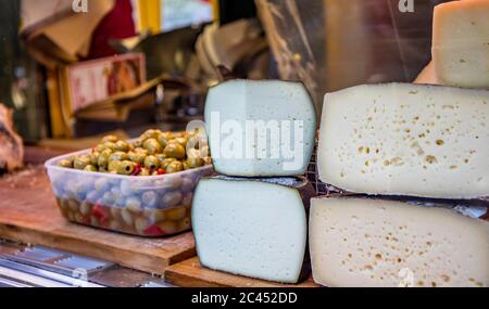 Traditionelle und echte italienische Küche, Oliven und Käse, auf der Theke eines Straßenverkäufers. Frascati, Ariccia, Rom, Latium, Italien, Römische Schlösser Stockfoto