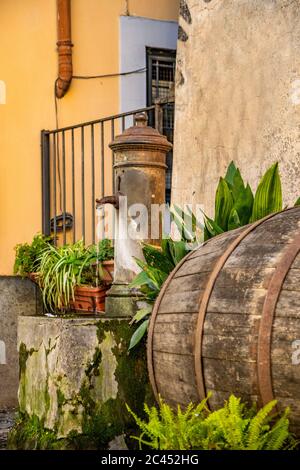 17. Februar 2019 - Frascati, Rom, Latium, Italien - EIN charakteristischer Einblick in das alte Dorf Frascati, in den römischen Schlössern. Ein Fass für den Sieg Stockfoto