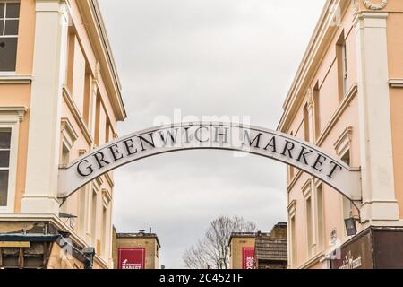 LONDON, Großbritannien - 24. MÄRZ 2015: Ein Schild zum Eingang zum Greenwich Market in London während des Tages Stockfoto