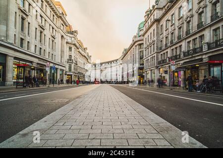 LONDON, Großbritannien - 24. MÄRZ 2015: Blick auf die Regent Street während des Tages, mit Geschäften, Gebäuden und Menschen. Stockfoto