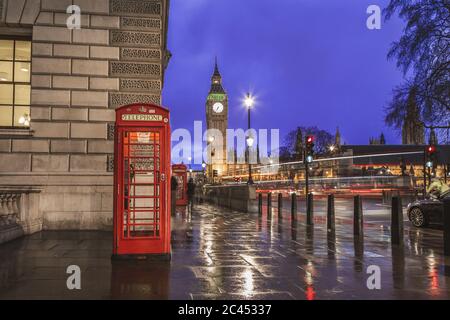 LONDON, Großbritannien - 24. MÄRZ 2015: Big Ben, Westminster und rote Telefonzellen in der Londoner Innenstadt bei Nacht Stockfoto